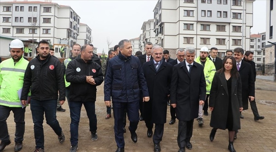 Bakan Yerlikaya, Kahramanmaraş'taki deprem konutlarını inceledi
