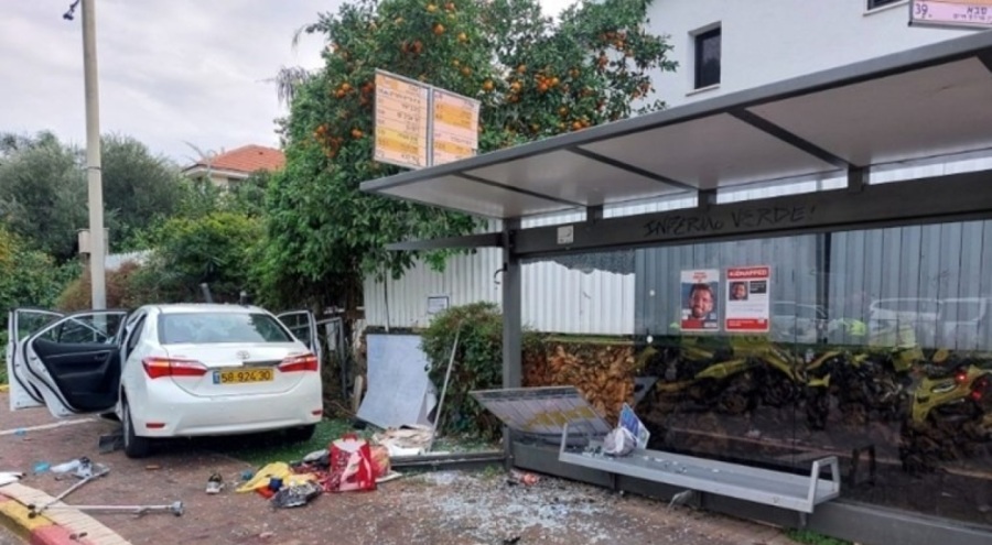 İsrail'de araç kalabalığın arasına daldı