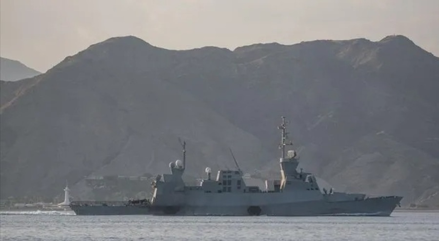 Yemen açıklarında bir gemi füzeyle vuruldu!