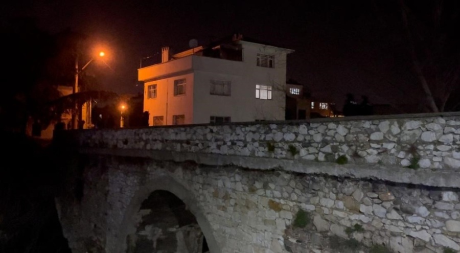 Bursa'da 16 yaşındaki kız  tarihi köprüden aşağı düştü!