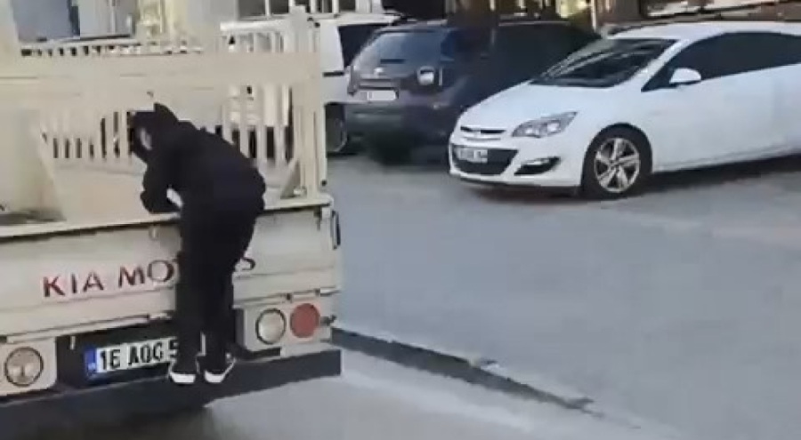 Görenler şaştı kaldı! Bursa'da küçük çoçuğun tehlikeli yolculuğu şoke etti