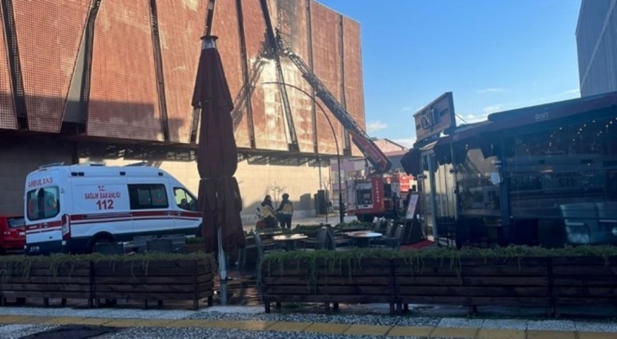 AVM'de korkutan yangın