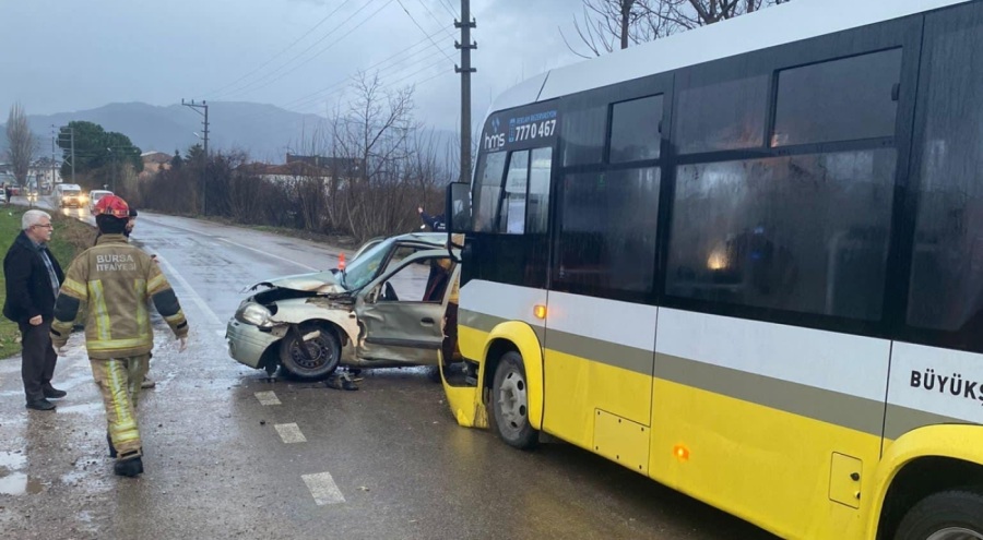 Bursa'da feci kaza! Özel halk otobüsü ile otomobil çarpıştı
