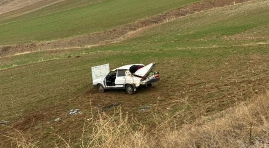 Otomobil tarlaya uçtu!
