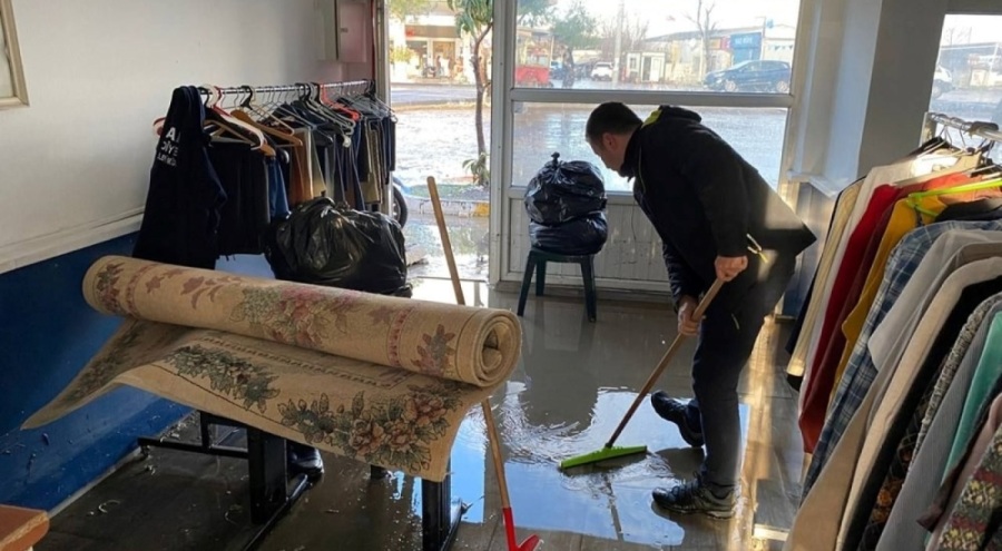 Ayvalık'ta şiddetli sağanak hayatı felç etti