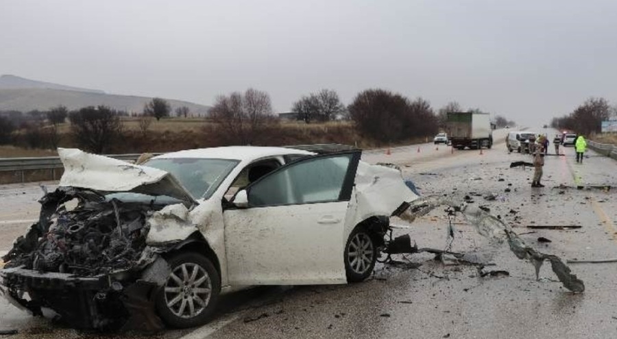 Otomobil ile panelvan çarpıştı: Yaralılar var!