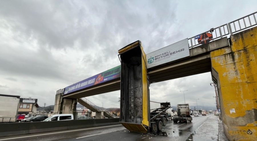 Kocaeli'nde kamyonun açılan damperi üst geçitte asılı kaldı