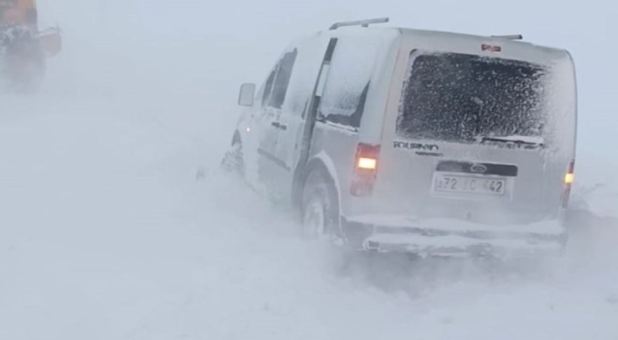 Muş-Mutki karayolunda mahsur kalan onlarca kişi kurtarıldı