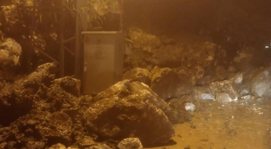 Antalya'da yağışın ardından toprak kayması yaşandı