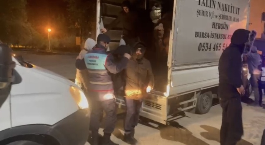 35 kaçak göçmen ile 6 organizatör yakalandı