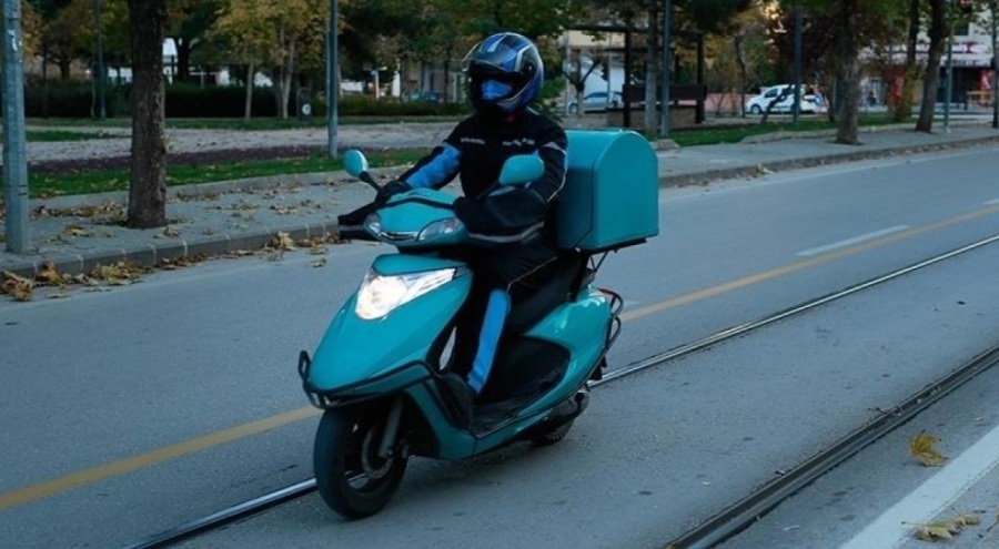 Motokuryeler "U-Net" numaralı reflektif yelek giyecek