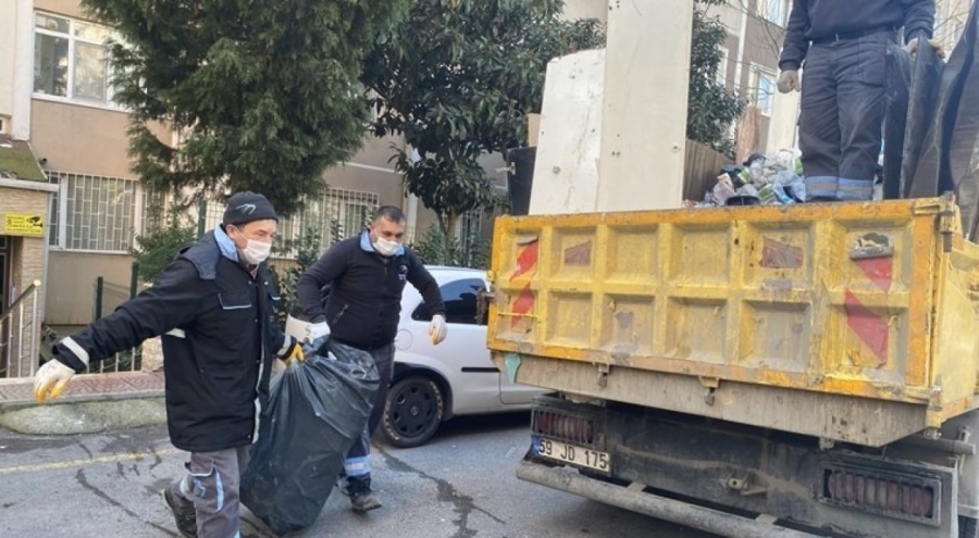 Kötü koku üzerine harekete geçirdi: 30 torba çöp çıkarıldı