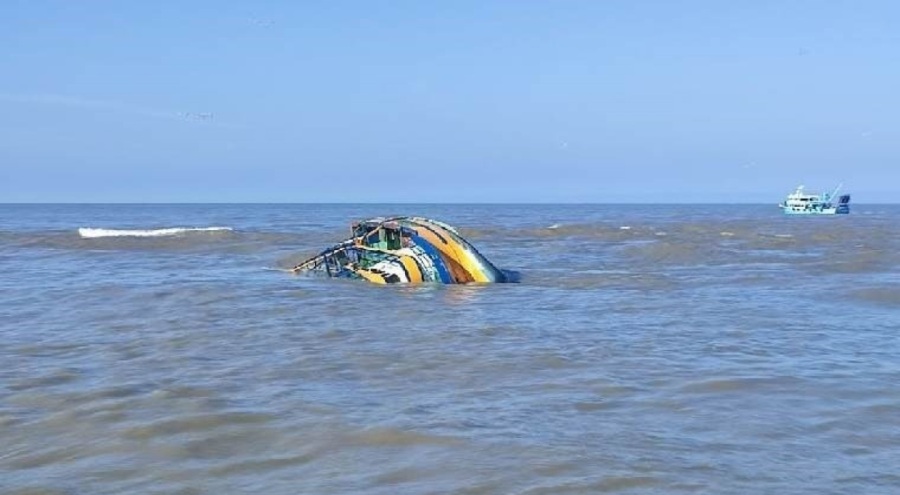 Sakarya'da balıkçı teknesi alabora oldu
