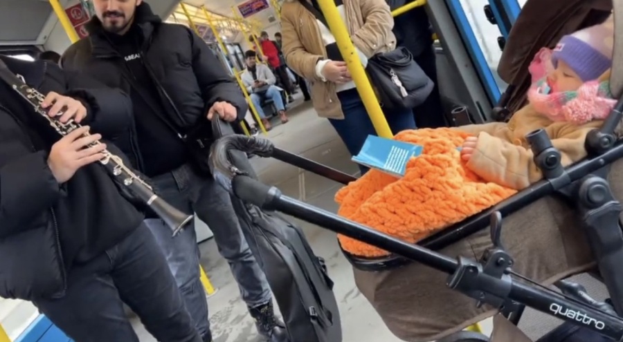Bursa'da metroda ağlayan bebeği klarnetle uyuttular