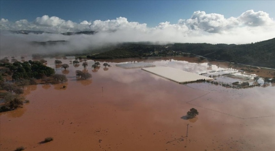 Antalya'da sağanak yağış yaşamı olumsuz etkiledi