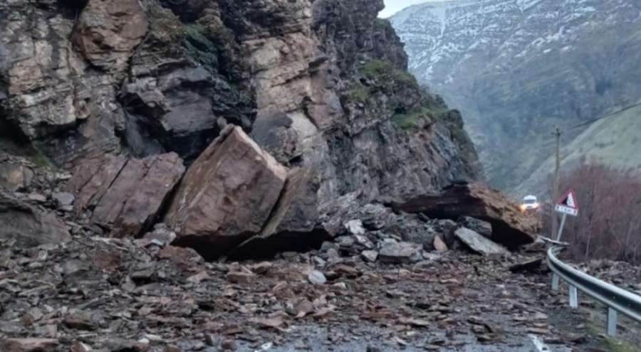 Hakkari Çukurca yolunda heyelan meydana geldi
