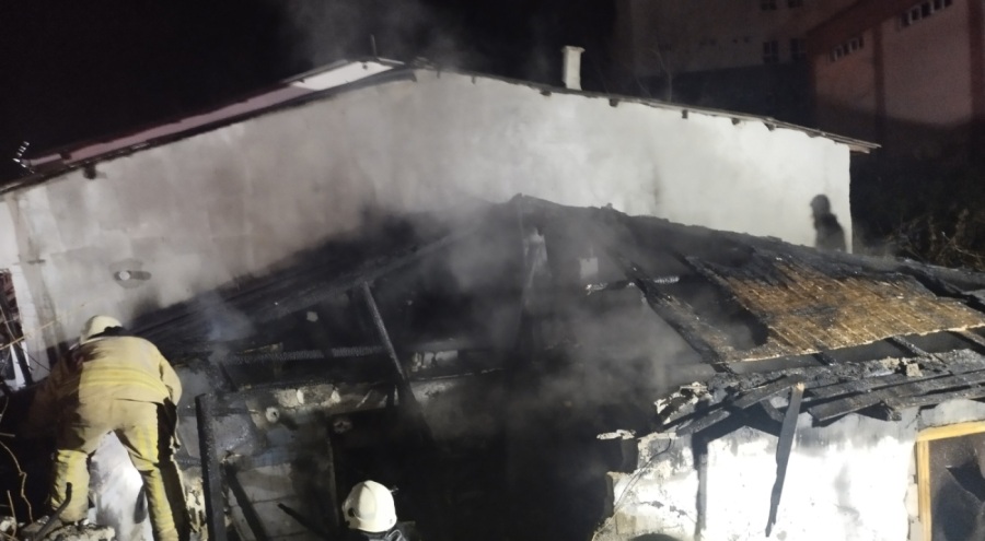 Gecekondu alev alev yandı