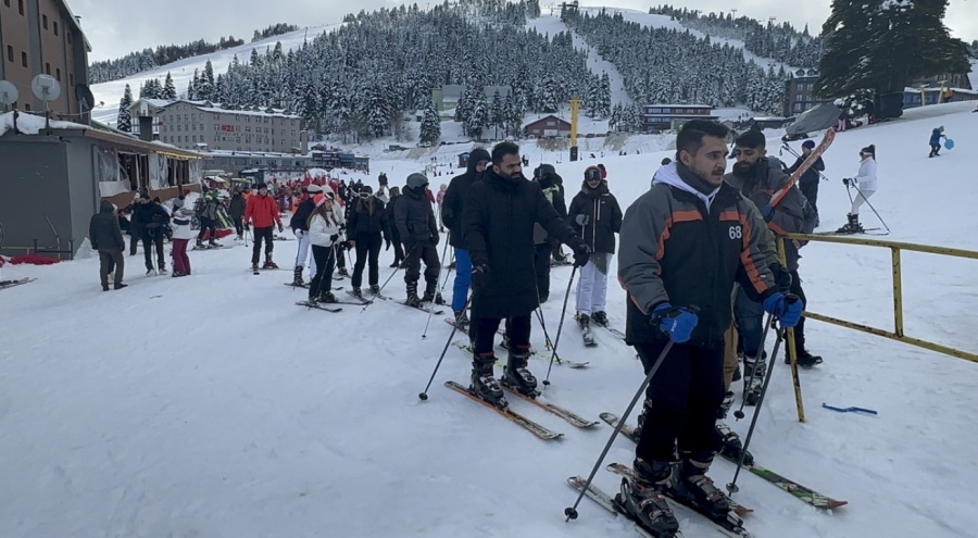 Uludağ'da kar yağışıyla birlikte turist akını