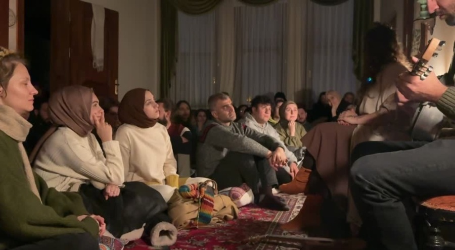 Dinleyicilerini "Kafdağı'nın ardına" yolculuğa çıkarıyor