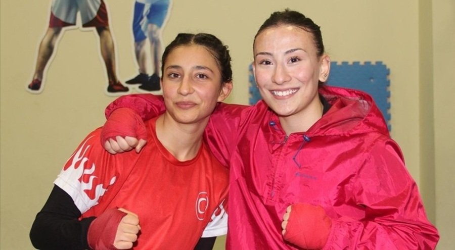 Adaş milli boksörler yeni madalyalar için yumruk sallıyor
