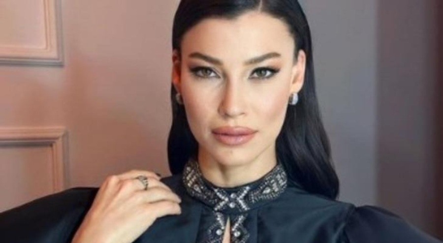 Müjde Uzman süper mini elbisesiyle poz verdi!