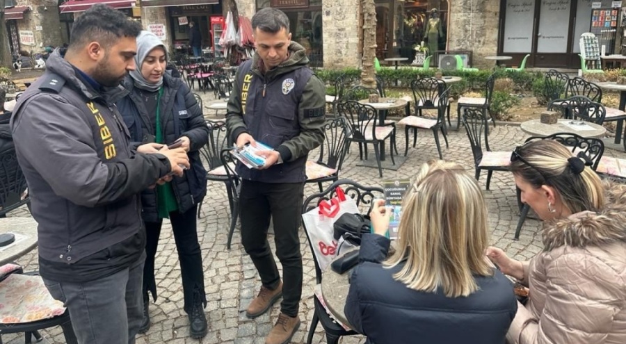 Bursa'da Siber Suçlarla Mücadele Şube Müdürlüğü ekipleri vatandaşları bilgilendirdi
