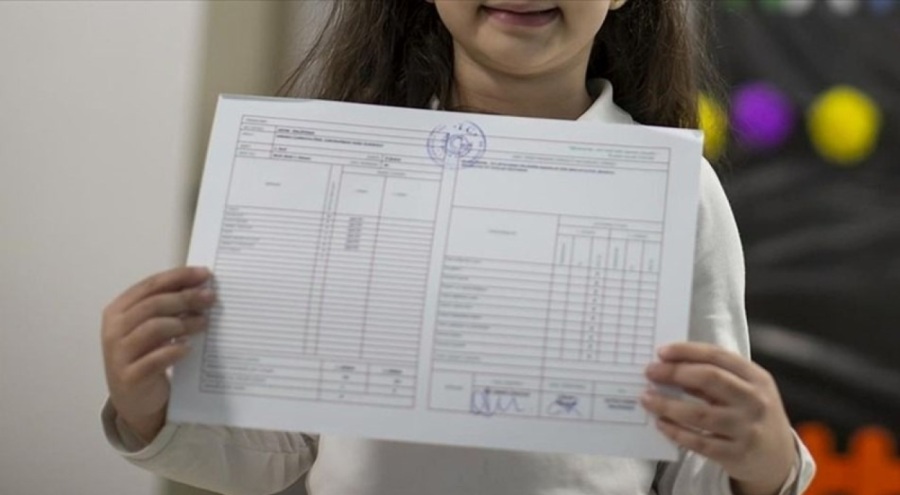 Öğrenciler bugün karne alıp yarıyıl tatiline başlayacak