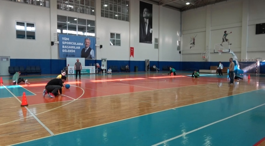 Bursa'da görme engelli sporcular, Nilüfer İlçe Sağlık Müdürlüğü personeliyle golbol maçı yaptı
