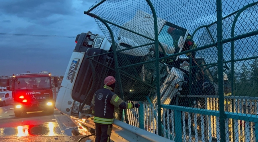 Dondurulmuş tavuk yüklü tır devrildi! Sürücü mahsur kaldı