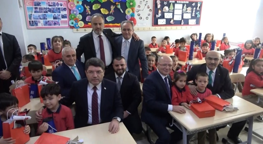 Adalet Bakanı Tunç, Bursa'da öğrencilere karne dağıttı