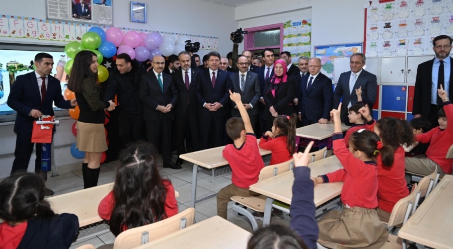Bursa'da öğrenciler karnelerini aldı!