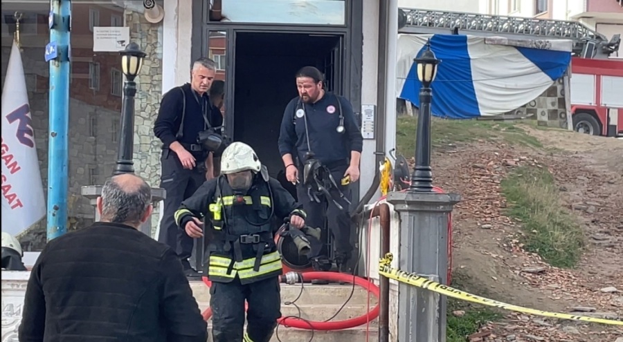 Apartmanda çıkan yangında mahsur kaldılar!