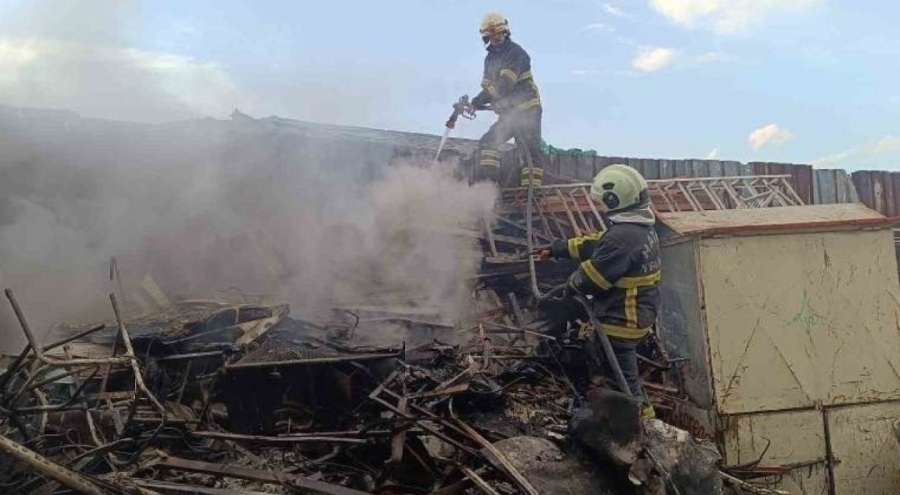 Plastik imalatı yapılan iş yerinde yangın!