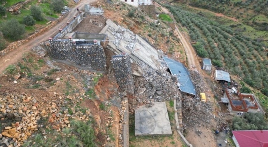 Heyelan sonucu 2 katlı ev çöktü