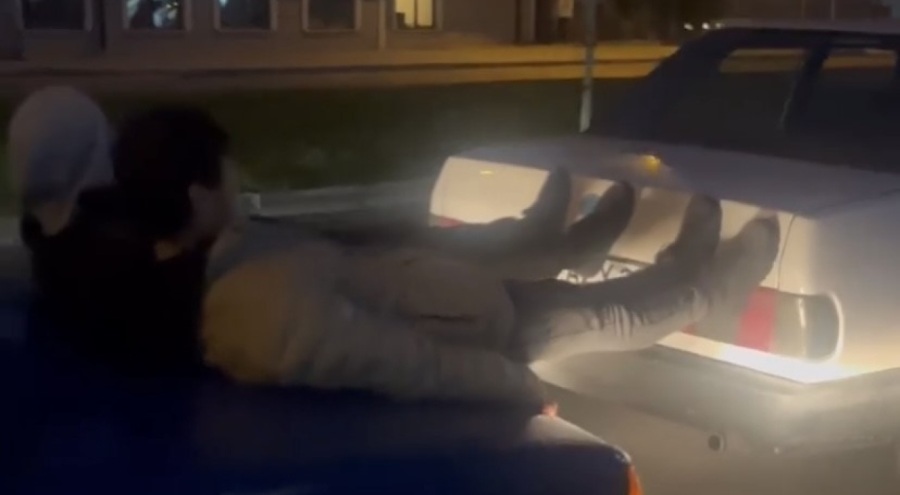 Bursa'da yolda kalan Tofaş'ın kuş serisini ayaklarıyla iterek kurtardılar
