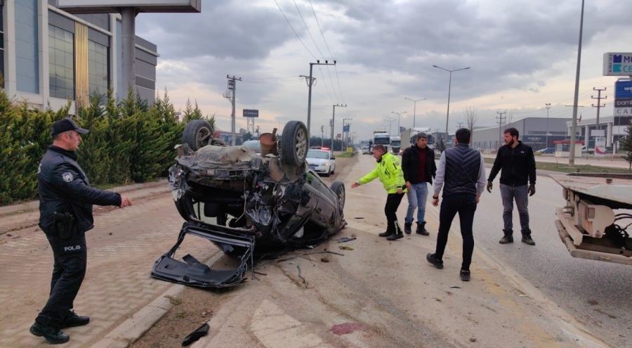 Bursa'da kontrolden çıkan araç taklalar atarak karşı yöne geçti