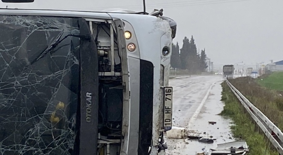 Balıkesir'de servis minibüsü devrildi