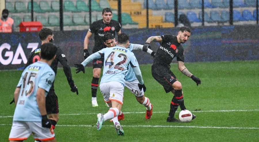 Karagümrük son dakikada 1 puanı kurtardı!