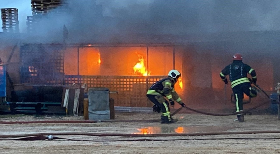 Kocaeli'de depo alev alev yandı