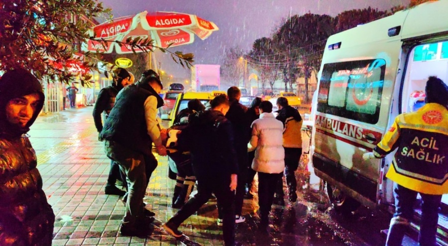 Bursa'da otomobil çarpması sonucu yaralanan kişiye esnaf şemsiye tuttu