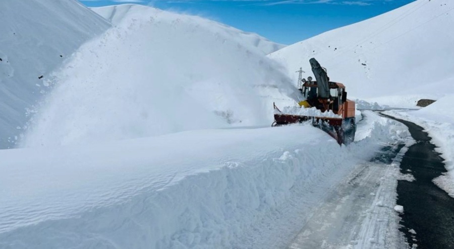 Hakkari'de ekiplerin 5 metre karla zorlu mücadelesi