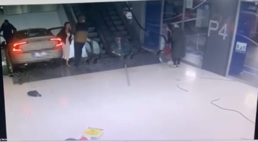 Korku dolu anlar! Otomobil AVM'ye daldı: Yaralılar var