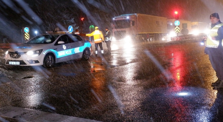 Kar yağışı Balkanlar'dan yurda girdi: Edirne'de göz gözü görmüyor