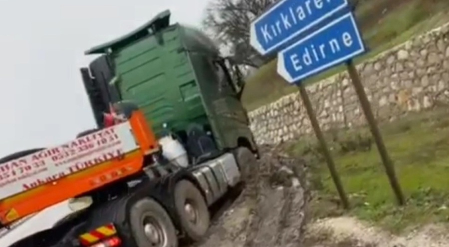 D-100 karayolu'nda kayan tır, yolu trafiğe kapattı