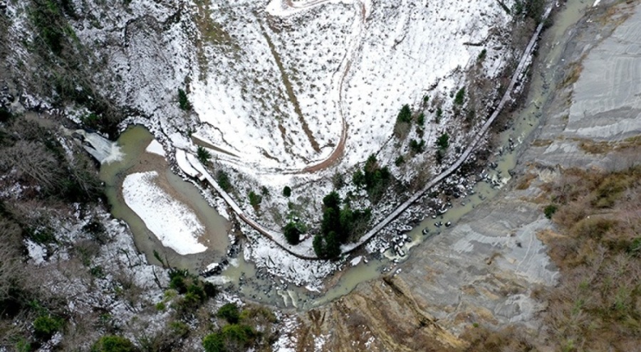 Trabzon'daki Canikdere Şelalesi kışın yerli turistlerin vazgeçilmezi oldu