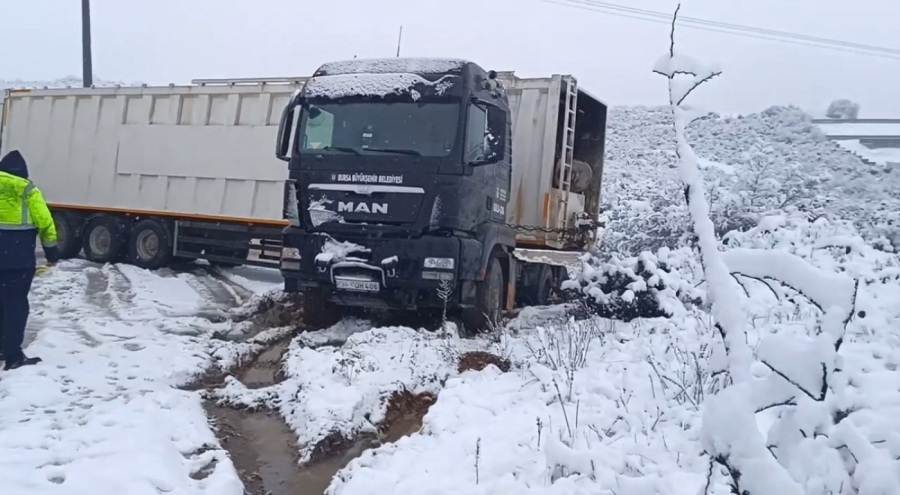 Bursa'da yağan kar sonrası tırlar yolda kaldı