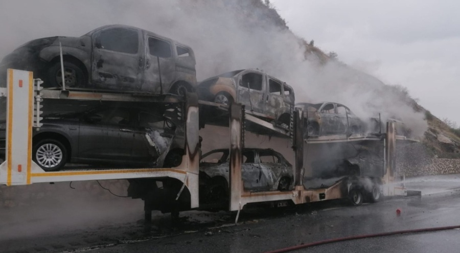 Araç yüklü tır alev alev yandı