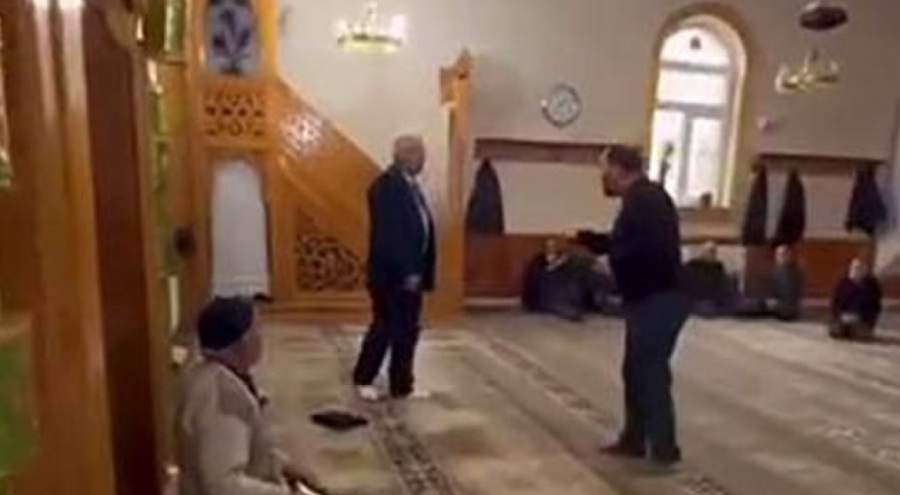 Kuran-ı Kerim'e ayağıyla bastı! Gözaltına alındı