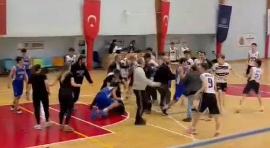 Bursa'da basketbol sahası boks ringine döndü!