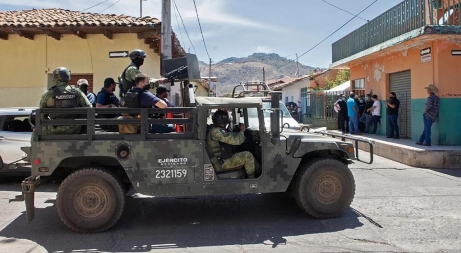 Meksika'da kartel üyeleri ve polis çatıştı